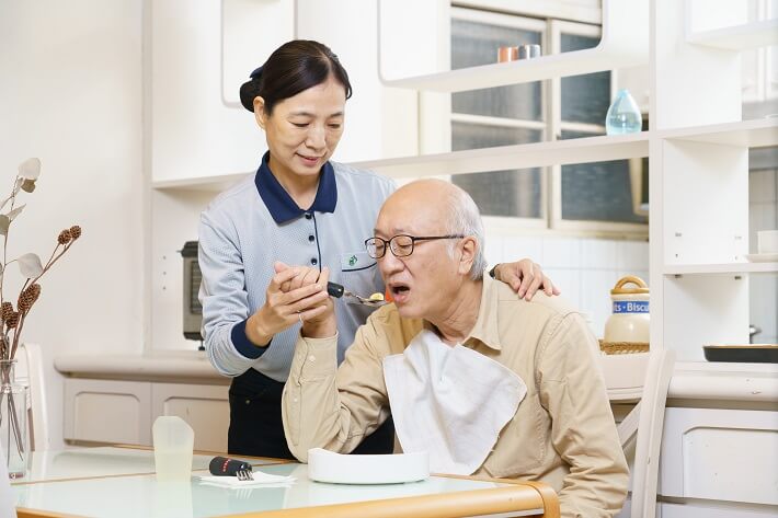 Featured image of post 【長照2.0】誰可以申請?申請條件是什麼?補助額度及自付額是多少?申請流程是什麼?有外籍家庭看護工可以申請長照服務嗎?長照 2.0 提供照顧及專業服務、交通接送、輔具及居家無障礙環境改善服務、喘息服務