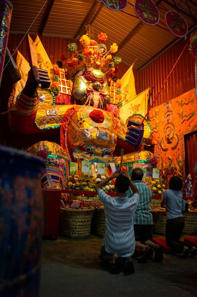 Featured image of post 中元節由來及意義是什麼?祭拜神明、祖先、地基主、好兄弟注意事項。祭拜供品說明、祭拜流程順序。中元普渡拜拜禁忌、三牲完整禁忌、水果禁忌、蔬菜禁忌、鮮花禁忌、祭拜好兄弟禁忌、生活禁忌。中元節拜祖先可以提早嗎?