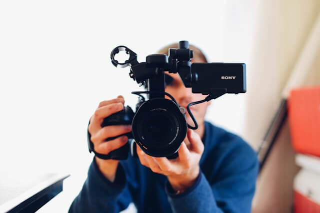 Featured image of post 在影視行業、廣告業或影片製作中常聽到的 A-Roll 和 B-Roll 是什麼意思?A-Roll 和 B-Roll 在影視行業、廣告業、旅遊 Vlog、教育與培訓、新聞報導中有什麼情境範例?拍攝 B-roll 有什麼方法技巧?
