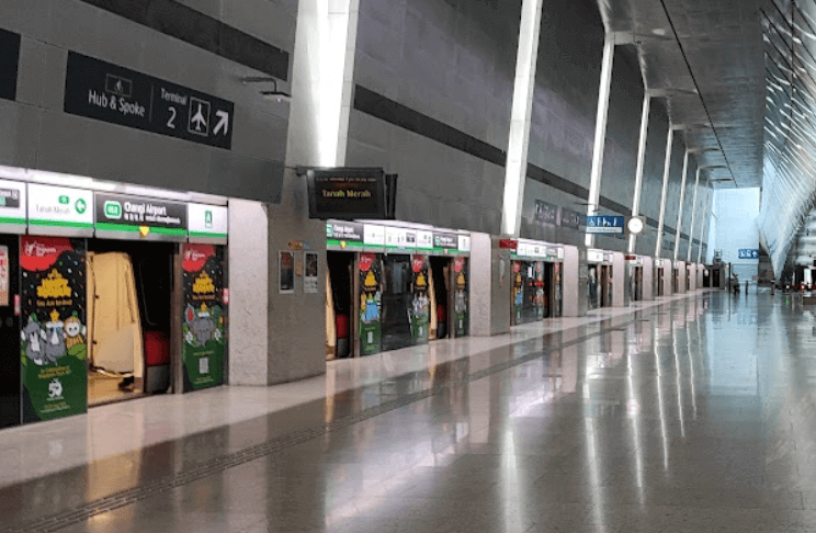 Featured image of post 新加坡樟宜機場(Singapore Changi Airport:SIN)往市區交通攻略:要怎麼搭乘交通工具去市區?要怎麼搭回機場?可以選擇巴士、地鐵 SMRT、計程車往來機場!搭巴士或地鐵 SMRT 可以直接使用信用卡或 EZ-Link 卡感應支付!搭計程車要注意額外的附加費!機場直接預訂轎車或小巴士前往新加坡任何地點!或搭乘市區巴士 City Shuttle 直達指定的飯店!7 歲以下的兒童可在機場申請兒童交通卡,兒童搭乘大眾運輸全都免費!