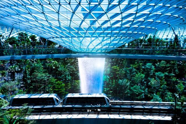 Featured image of post 新加坡樟宜機場(Singapore Changi Airport:SIN)航廈間交通攻略:要怎麼搭乘 Skytrain 在航廈間移動?Skytrain 搭乘路線長怎樣?Skytrain 車站位置在哪?可以搭乘 Skytrain 到哪些航廈?機場巴士要怎麼搭?機場巴士路線長怎樣?機場巴士可以搭到哪些航廈?