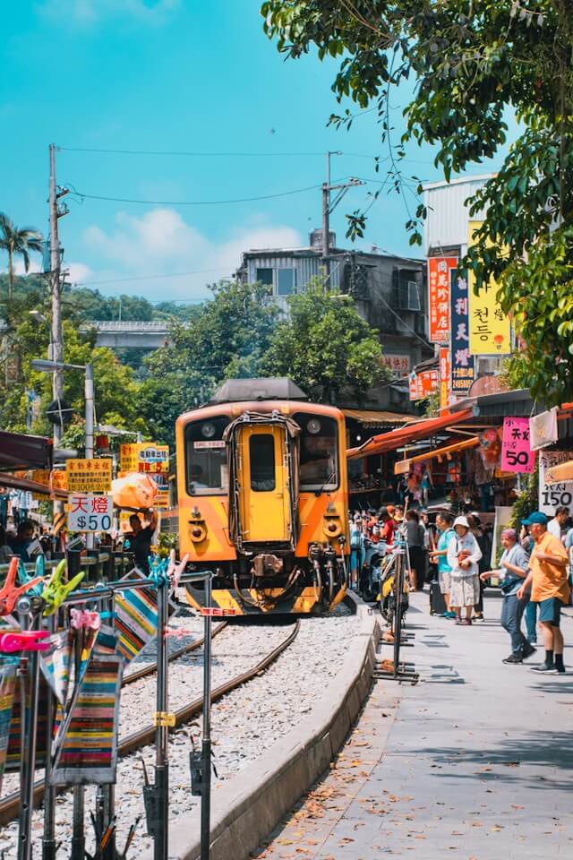 Featured image of post 悠遊卡搭乘台鐵可以搭什麼樣的車種?票價怎麼計算的?有位置可以坐嗎?一般車種 (自強號/莒光號/區間快車/區間車) 都可以搭乘!特殊車種 (新自強號/普悠瑪號/太魯閣號/觀光列車) 不能搭乘!