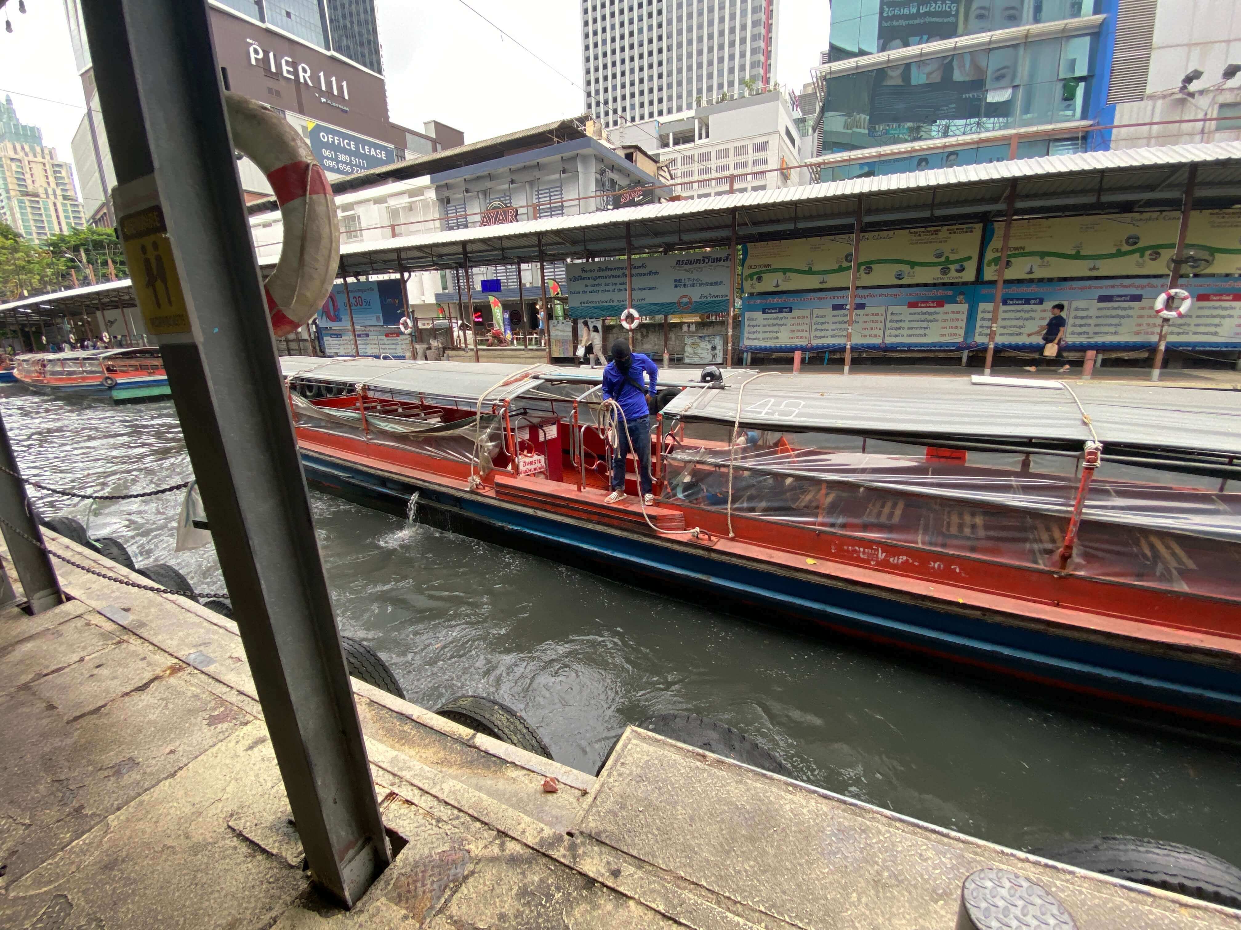Featured image of post 泰國曼谷市區交通船 Khlong Boats:不需要在市區堵車了,用 ฿10-฿20 快速搭船遊曼谷市區,15 分鐘內快速到達背包客最愛的考山路夜市、曼谷大皇宮、臥佛寺、玉佛寺、民主紀念碑、舊城區