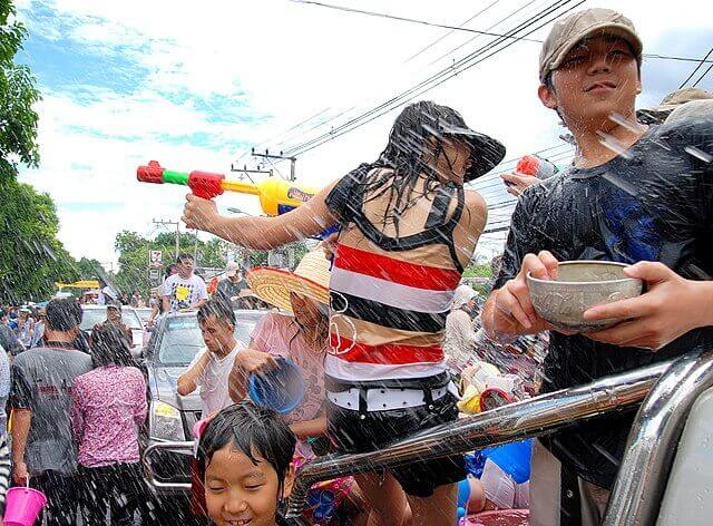 Featured image of post 泰國潑水節意義與習俗是什麼?為什麼要潑水?潑水節期間,觀光客需要注意什麼?不只泰國,在寮國、緬甸、柬埔寨、中國傣族也有潑水節習俗!為什麼潑水節不能對僧侶、長者、幼兒及執勤中的警察潑水?