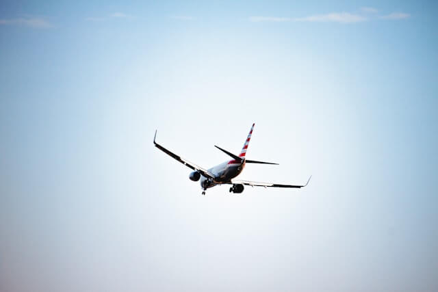 Featured image of post 為什麼飛機需要救援時，會被稱為「Mayday」？Mayday 和 SOS 有什麼區別？「Mayday」主要用於「航空」和「航海」中，在生命受到威脅時發出。源自法語中的「m'aider」，意思是「救我」。