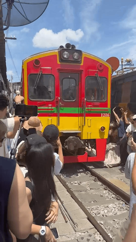 美功鐵路市場火車進站時間 Train pass by market time
