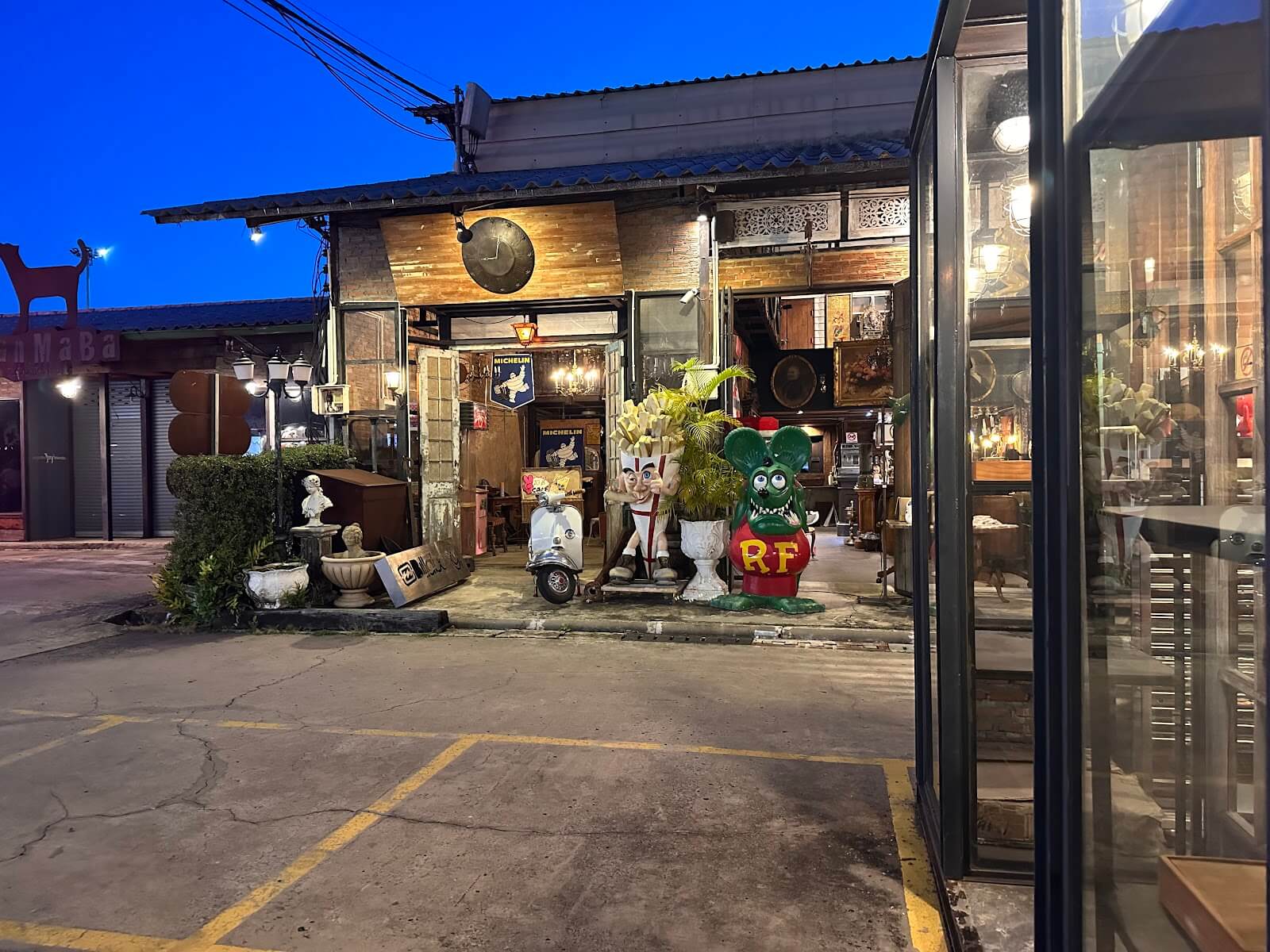 席娜卡琳火車鐵道夜市 Srinagarindra Train Night Market