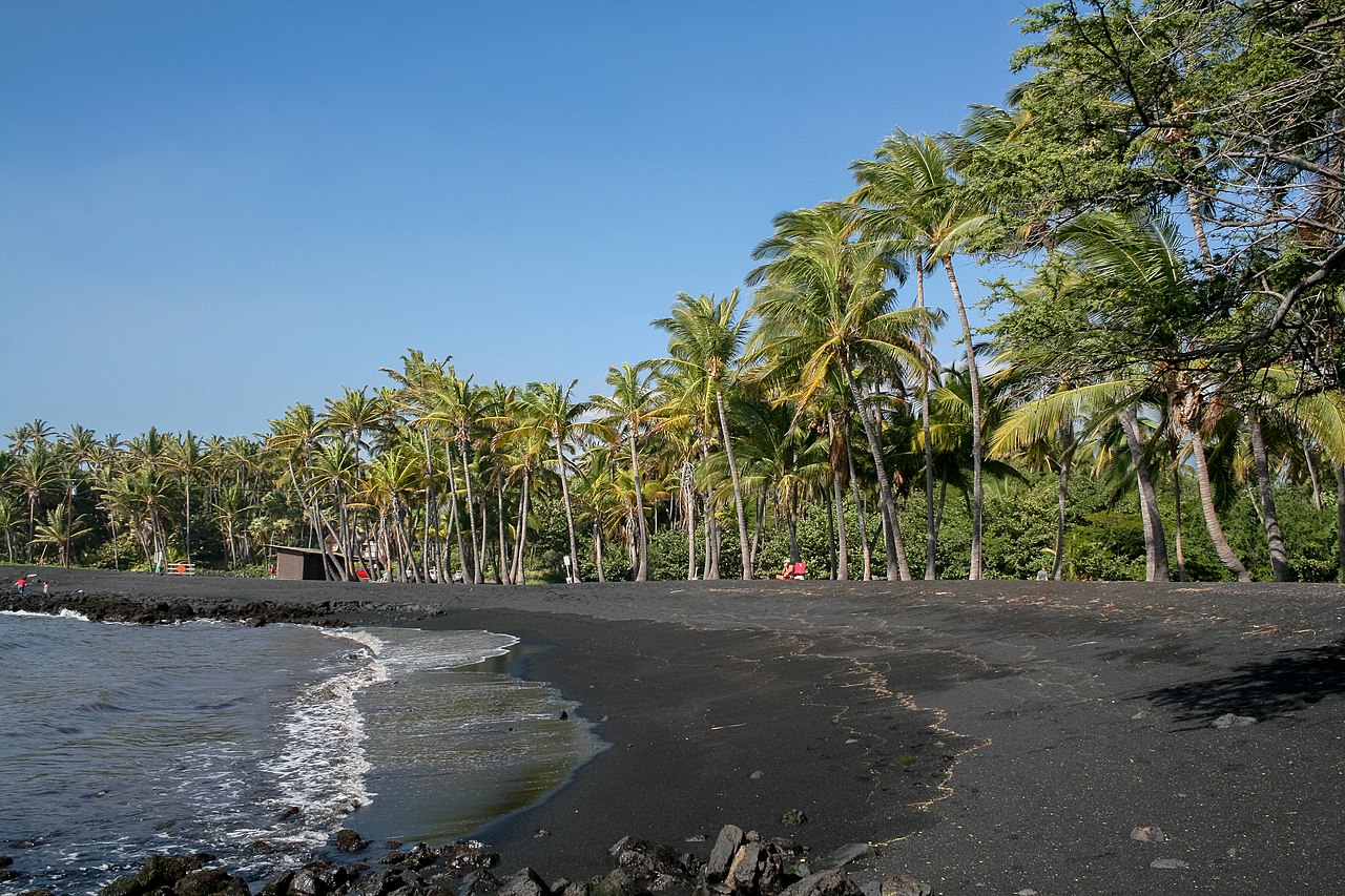 夏威夷普納魯吾黑沙海灘 - By Diego Delso, CC BY-SA 3.0, https://commons.wikimedia.org/w/index.php?curid=17808241